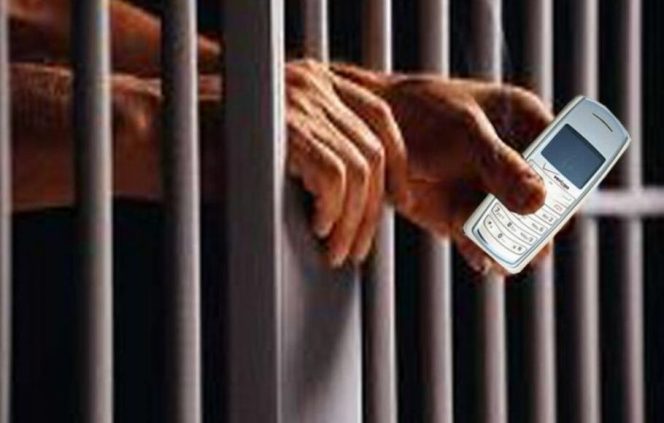 					Ilustrasi napi memegang Handphone di balik jeruji (int)