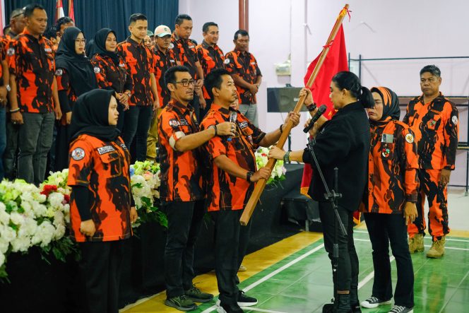 					Penyerahan Bendera Pataka ke Ketua MPC PP Sinjai yang Baru, A. Adry Ismawan. (dok: ist)
