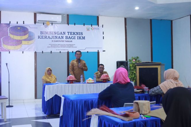 					Perempuan Rumah Tangga Miskin Ekstrem di Takalar dilatih Kerajinan Anyaman Serat Lontara