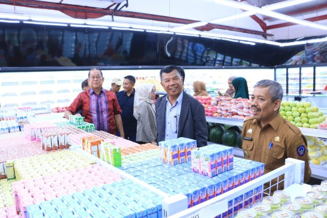 					Andi Utta bersama Pjs Bupati Bulukumba Melihat Produk yang Dijual di Toko Sejahtera. (dok. ist)