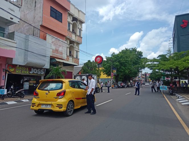 					Operasi Penertiban Kendaraan oleh Samsat Parepare. (dok. ist)