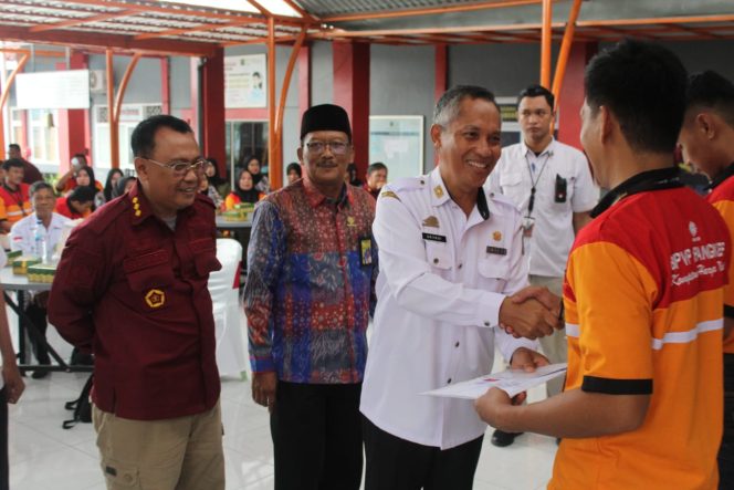 					WBP Lapas Parepare Terima Sertifikat Berstandar Nasional usai Ikut Pelatihan Vokasi. (dok: ist/ humas)