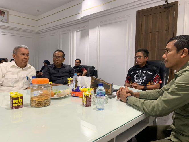 					Pertemuan Konsultasi dan Koordinasi Pimpinan DPRD Wajo bersama Kadis ESDM Provinsi dan PT. Sulsel Andalan Energi (SAE) bahas progres Penawaran Partisipasi Interes (PI) 10% Blok Migas Sengkang di Kantor Dinas ESDM Provinsi (dok.)