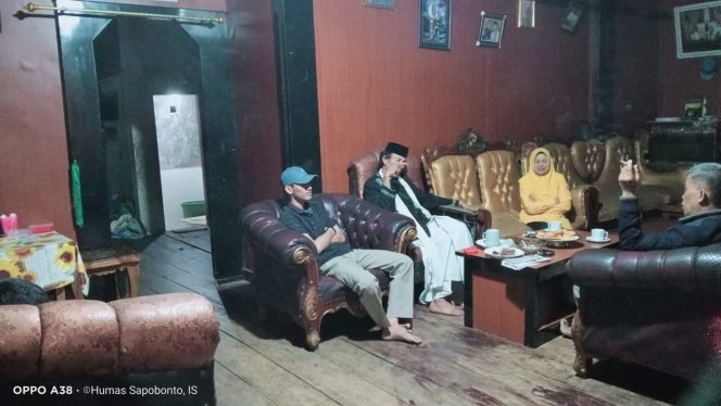 					Andi Kartini sedang Berbincang dengan Anreng Gurutta Petta Tarowa di Sapubonto. (dok: ist)