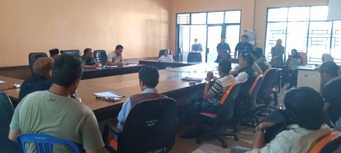 					APDESI Sinjai bersama Masyarakat dan Perwakilan Paslon Pilkada saat Menyampaikan Aspirasi di DPRD. (dok: ist)