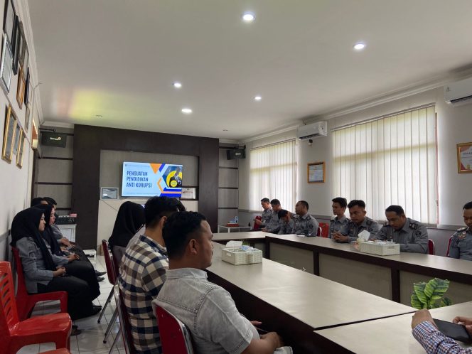 					Pegawai Lapas Bulukumba saat Menerima Materi. (dok: ist/ humas)