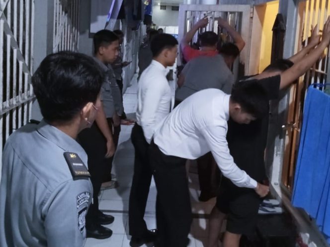 					Petugas Lapas Parepare Sedang Menggeledah Blok Hunian WBP. (dok: ist/ humas)