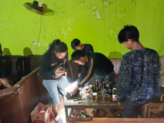 					Polisi Lakukan Pemeriksaan Didalam THM di Bira, Bulukumba. (dok: ist/ humas)