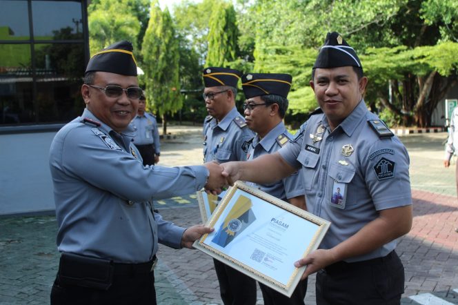 					Kalapas Parepare, Totok Budianto Serahkan Penghargaan kepada Tiga Pegawai Terbaik. (dok: ist/ humas)
