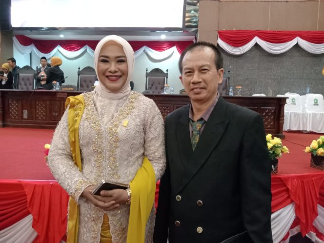 					Anggota DPRD Sinjai Periode 2024-2029 bersama Suaminya, dr. H. Nanang Tata, MKes. (Dok: Ist/ Pribadi)