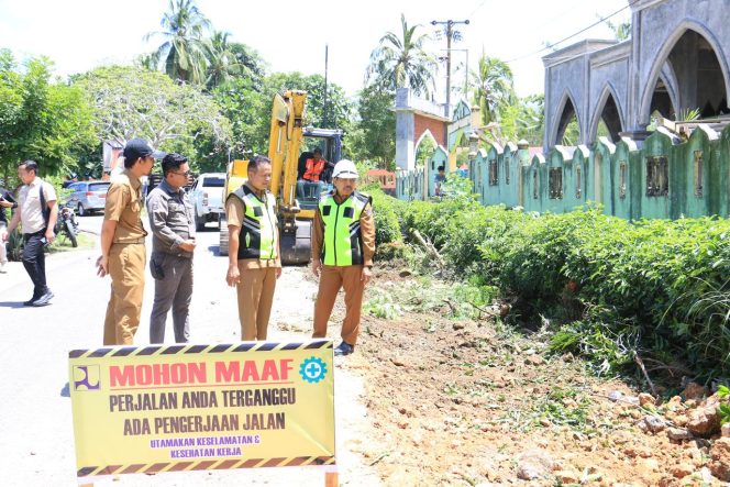 					Pjs Bupati Tinjau Proyek Infrastruktur Jalan. (Dok: Ist/ Humas)