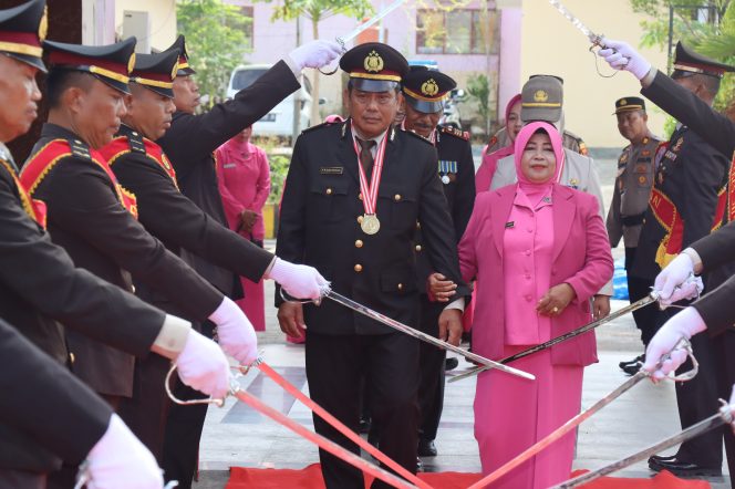 					Prosesi Pedang Pora Pelepasan Personel Polres Sinjai dalam Memasuki Masa Purna Bakti. (Dok: Ist/ Humas)
