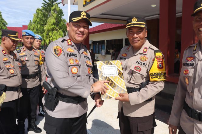 					Penyerahan Piagam Penghargaan Kapolres Sinjai ke Kompol Sunyoto. (Dok: Ist/ Humas)