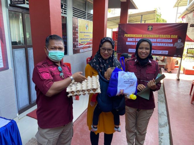 					Kalapas Bulukumba, Mut Zaini Serahkan Bansos kepada Keluarga Warga Binaan. (Dok: Ist)