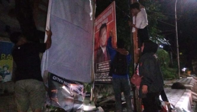 					Tim Gabungan Tertibkan APK 4 Kecamatan di Kota Parepare. (Dok: Berita.News/ Wahyu)