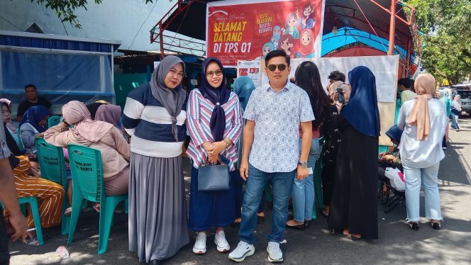 					Suyuti dan Istri Berfoto bersama dengan Warga di Depan TPS. (Dok: Berita.News/ Wahyu)
