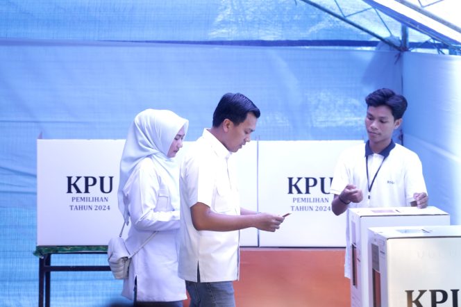 					Boyong Istri dan Anak, ANH Salurkan Hak Pilih di TPS 001 Labukkang