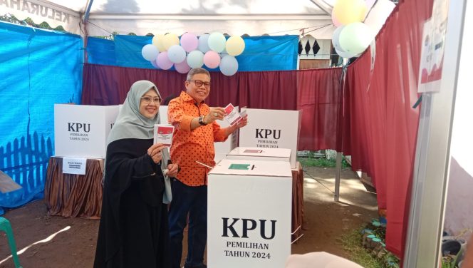 					Bersama Suaminya, Erna Rasyid Taufan Mencoblos dan Beri Apresiasi KPPS TPS 08 Cappagalung