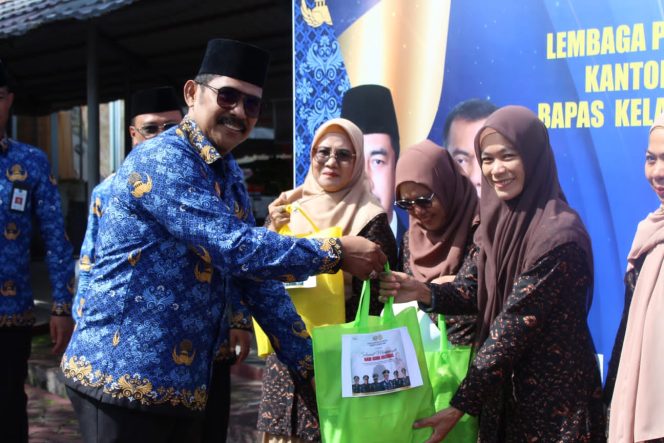 					Pemberian Penghargaan Kepada Guru WBP Lapas Parepare Program Kesetaraan. (Dok: Ist/ Humas)