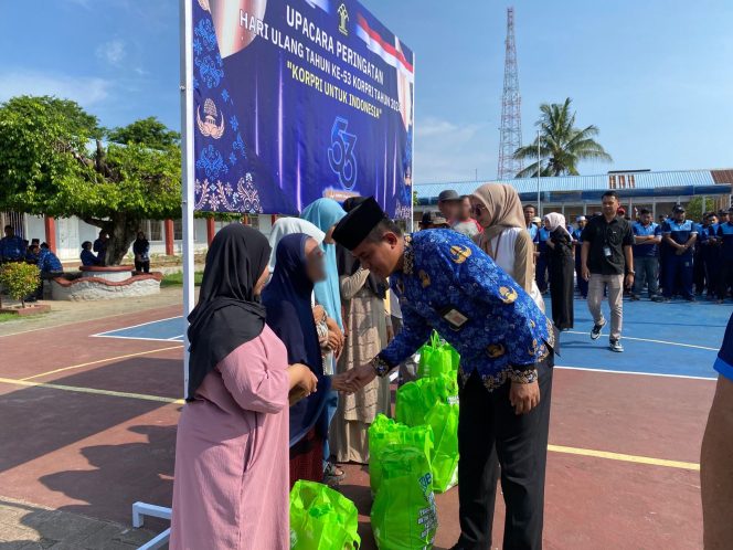 					Karutan Sinjai, Darman Syah Menyerahkan Bantuan Sembako ke Keluarga Warga Binaan dan Masyarakat Sekitar. (Dok: Ist/ Humas)