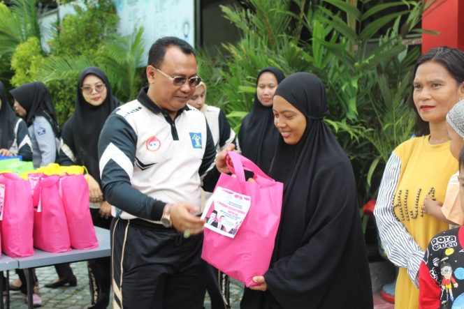 					Kalapas Parepare, Totok Budiyanto Bagikan Paket Sembako ke Keluarga WBP. (Dok: Ist/ Humas)