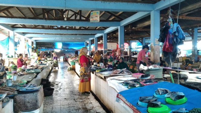 					Aktivitas Pedagang dan Pembeli di Pasar Sentral Sinjai. (dok: Berita.News/ Syarif)