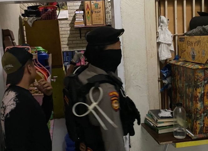 					Polisi bersama Petugas Lapas Parepare Geledah Blok Hunian WBP. (dok. ist)