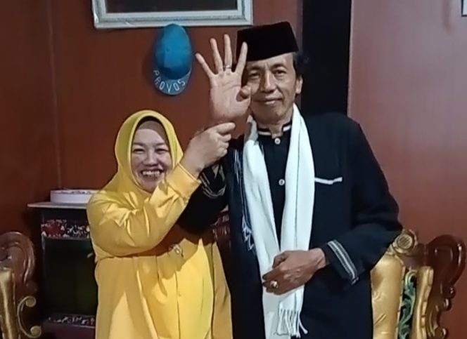 					Andi Kartini Ottong Calon Bupati Sinjai bersama Anreng Gurutta Petta Tarowa Tokoh Agama Sulsel. (dok: ist/ pribadi)