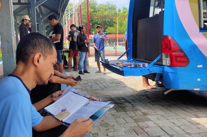 					WBP Lapas Makassar Antusias Membaca Buku di Perpustakaan Keliling. (dok: ist/ humas)