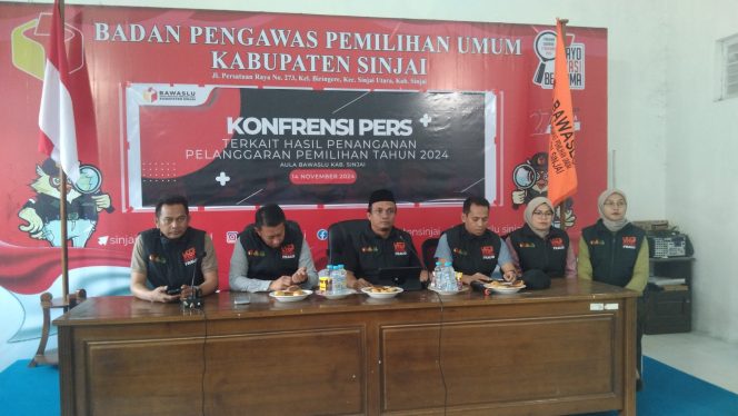 					Konferensi Pers Hasil Penanganan Pelanggaran Pilkada 2024 di Aula Bawaslu Sinjai. (dok: Berita.News/ Syarif)