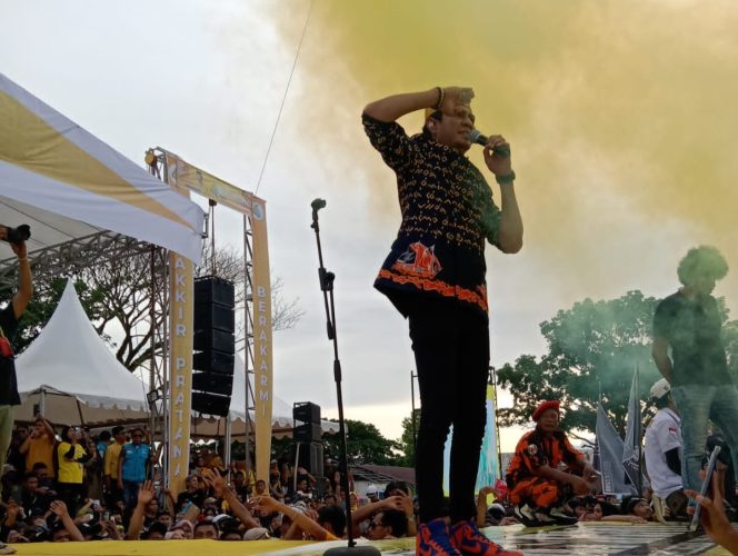 					Ridwan Sau saat Tampil di Kampanya Akbar Paslon BERAKARMI di Sinjai. (Dok: Ist/ Tim)