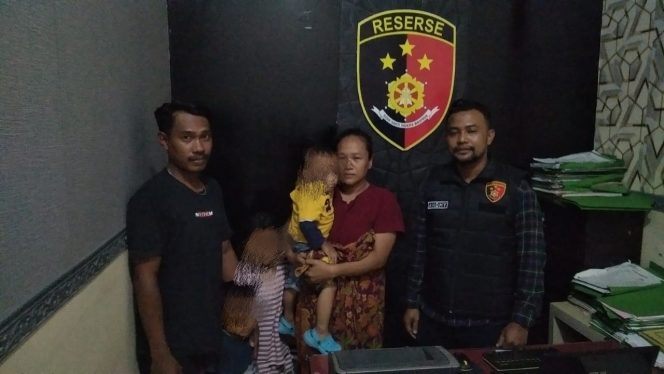 					Ida bersama Suami dan Tiga Anaknya saat Berada di Ruang Penyidik Polsek Tamalate Kota Makassar. (Dok: Berita.News/ Akbar)
