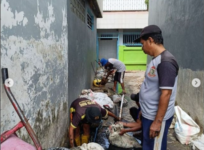 					Dinas PU Makassar Normalisasi Saluran Air Drainase di Pemukiman Padat Penduduk (dok)