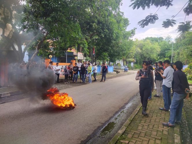 					BARATA unjuk rada depan Kantor Bawaslu Kabupaten Takalar. (ist)