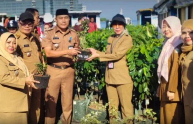 					Camat Kepulauan Sangkarrang, Asdar, Menerima Penyaluran Bibit Tanaman dari Pemkot Makassar