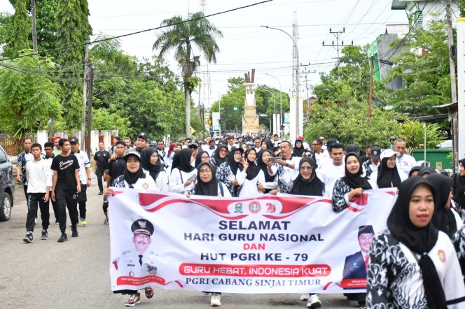 					Ribuan Peserta Meriahkan Jalan Sehat HUT PGRI dan HGN di Sinjai