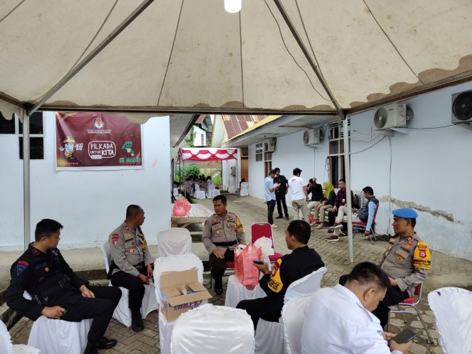 					Personel Polres Pengamanan di Kantor KPU Sinjai. (Dok: Ist/ Humas)