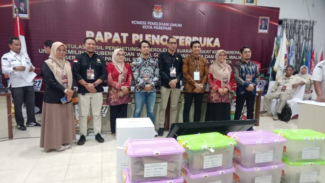 					Pemberian Salinan Hasil Perhitungan Suara Tingkat Kota Parepare. (Dok: Berita.News/ Wahyu)
