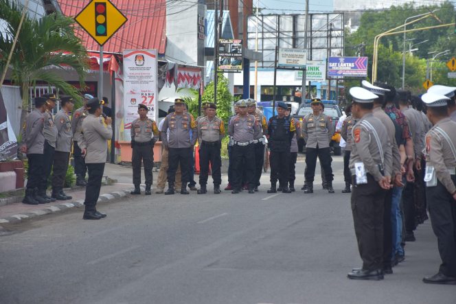					Kapolres Bulukumba, AKBP Andi Erma Suryono Pimpin Apel Pagi Persiapan Pengamanan di KPU. (Dok: Ist)