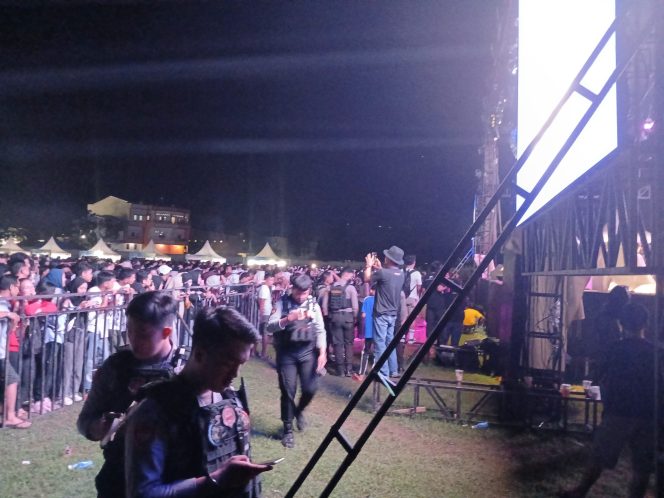 					Personel Polres Bulukumba Siaga di Area Panggung Konser. (Foto: Ist/ Humas)
