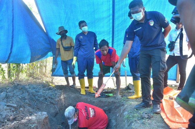 					Proses Pembongkaran Kuburan (Ekshumasi) Farkhan Marosi Korban Pembunuhan. (Foto: Ist)