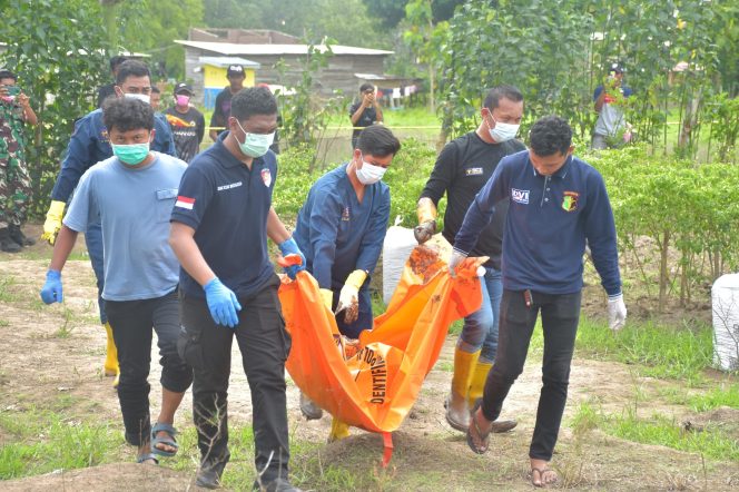 					Personel Polres Bulukumba bersama Tim Forensik Biddokes Polda Sulsel usai Gali Kuburan Korban. (Foto: Ist)