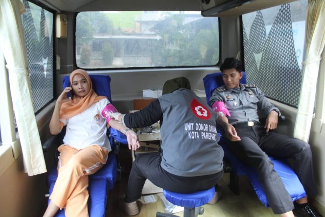 					Petugas dan Dharma Wanita Persatuan Lapas Parepare Donor Darah. (Foto: Ist/ Humas)