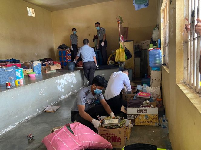 					Petugas Rutan Sinjai saat Geledah Blok Hunian Warga Binaan. (Foto: Ist/ Humas)