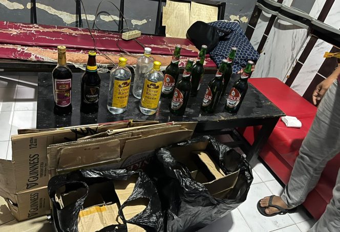 					Barang Bukti Miras yang Diamankan Polisi. (Foto: Ist/ Humas)