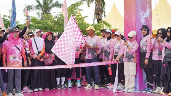 					Bupati Bulukumba, Andi Muchtar Ali Yusuf Melepas Peserta Baine Run. (Foto: Ist/ Humas)