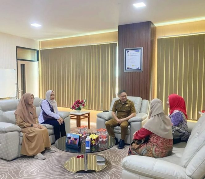 					Direktur RS HAH, Mahyuddin, menerima kunjungan kerja Kepala Bagian Departemen Ilmu Kesehatan Anak FK UNHAS Makassar. (Foto: Ist)