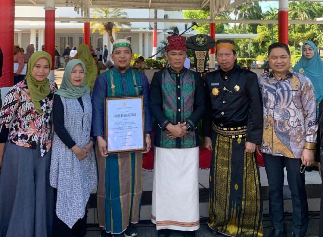 					Foto Bersama Direktur dan Jajaran RS HAH Parepare usai Menerima Penghargaan. (Foto: Ist)