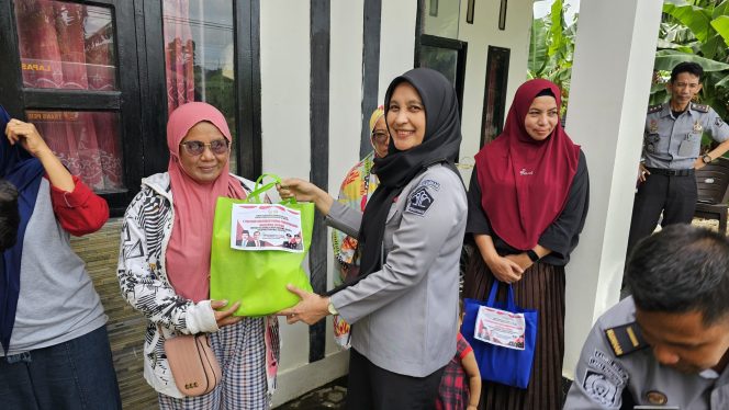 					Terdampak Banjir, Warga Parepare Dapat Bantuan dari Lapas Parepare