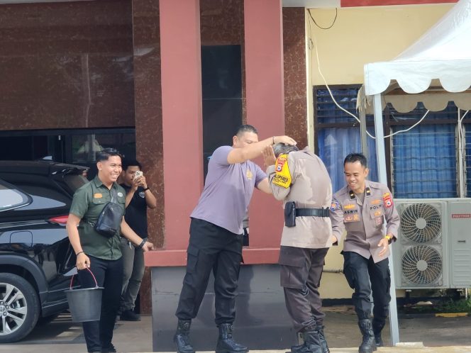 					Moment Hari Ulang Tahun Kabag Ops Polres Sinjai. (Foto: Ist/ Humas)